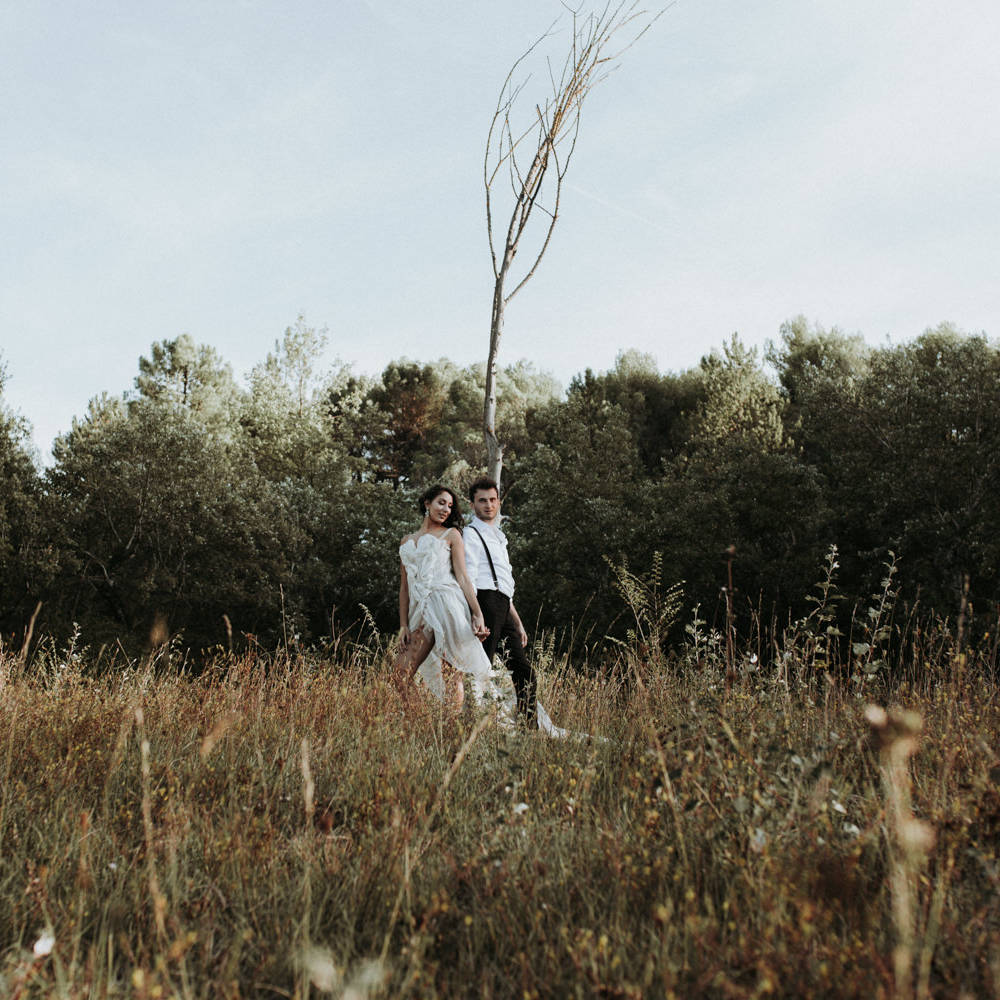 photo couple mariés en forêt provençale