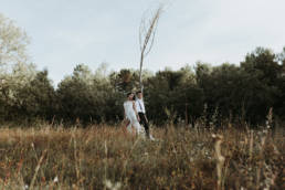 photo couple mariés en forêt provençale