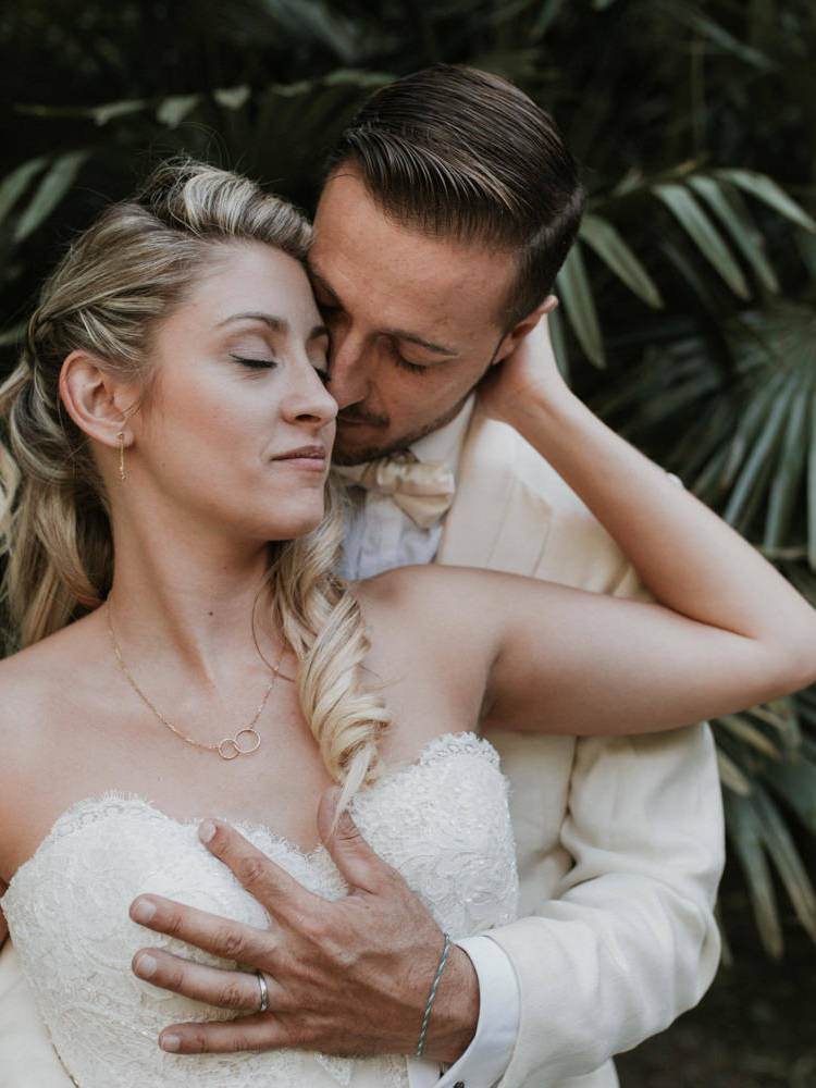 Destination wedding couple jeunes mariés en Provence
